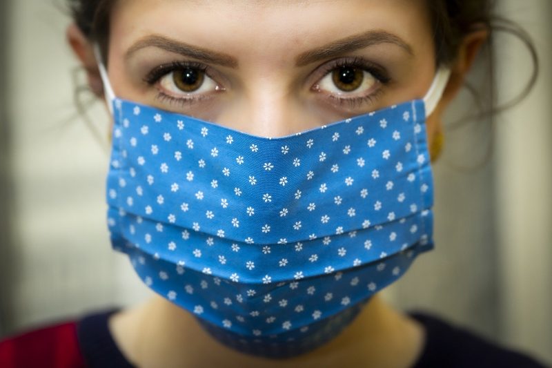 部分在前线执勤的护士们指出他们有时候被迫一整周只用一片口罩。 //图片来源：Pixabay