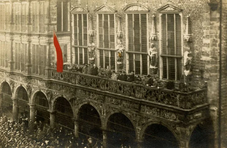 Malgré l'empleur de ses programmes d'entraide le SPD n'a pas conduit la classe ouvrière au pouvoir pendant la Révolution Allemande de 1918 -1923.